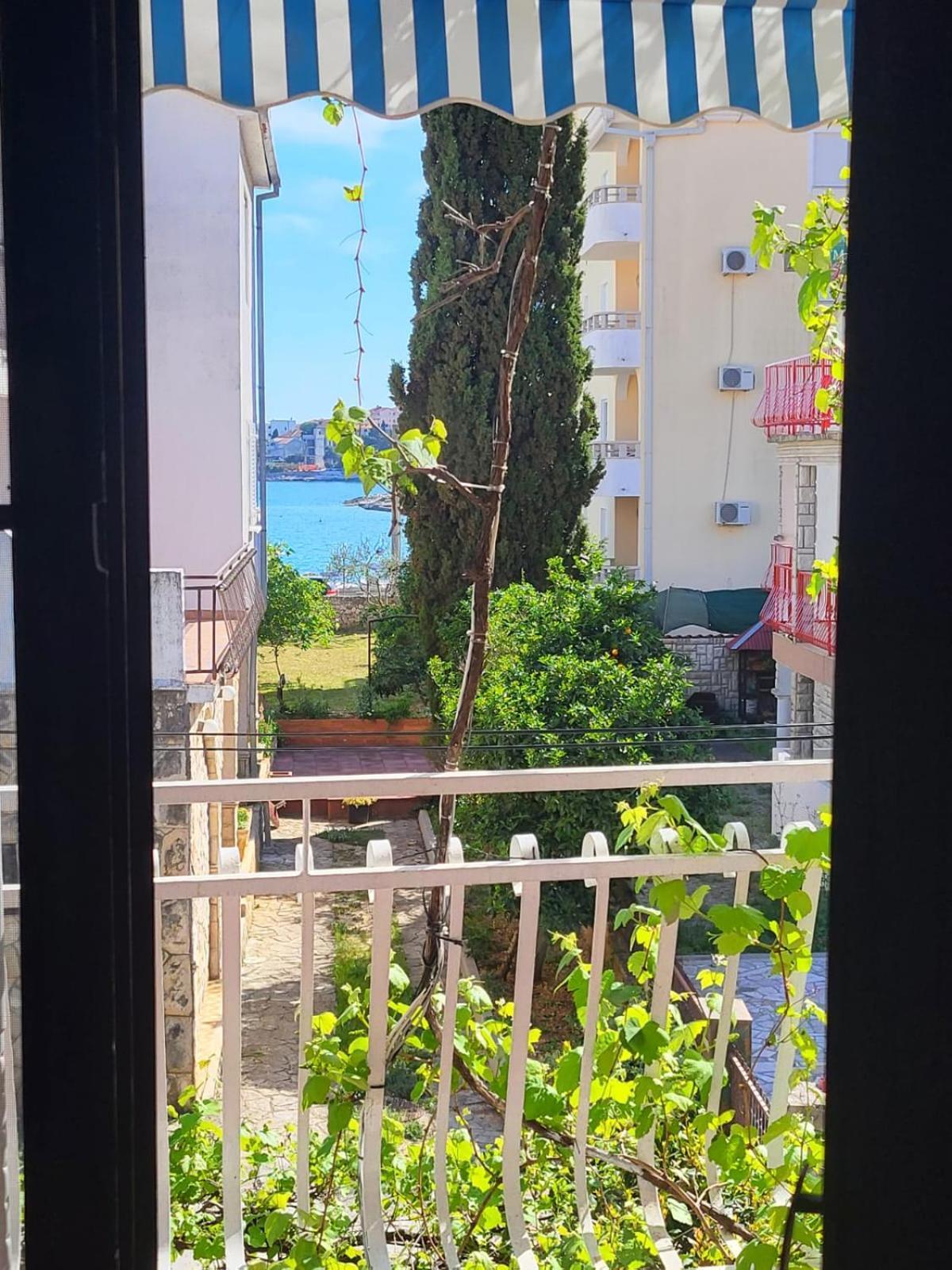 Apartment Bunjo'S Beach House Trogir Exteriör bild